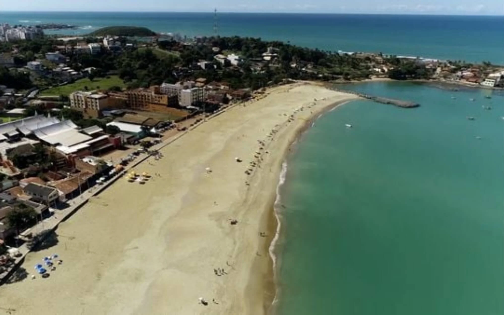 Piscinas naturais e águas calmas da Praia de Meaípe em Guarapari
